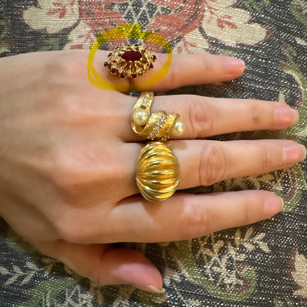 Elegant Gold and Red Gemstone VINTAGE Ring